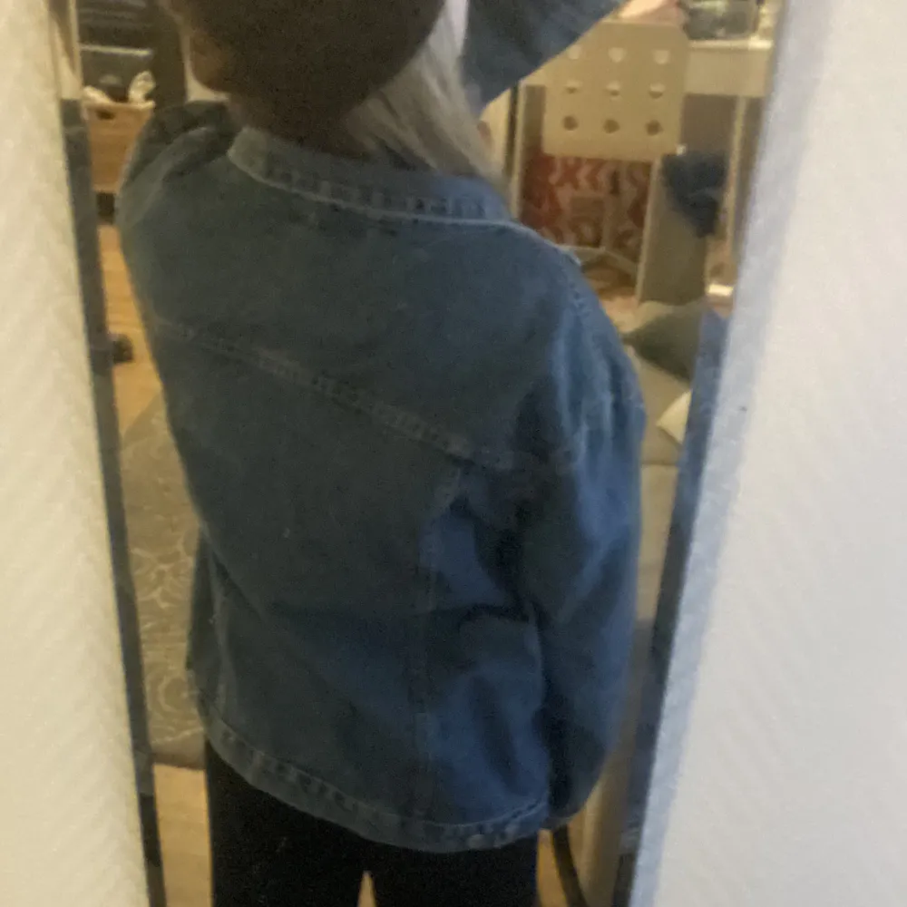 Jackan är i herrmodell och är därför ganska oversized. Nyckick och knappt använd. Från lager 157. Skriv för fler bilder!. Takit.