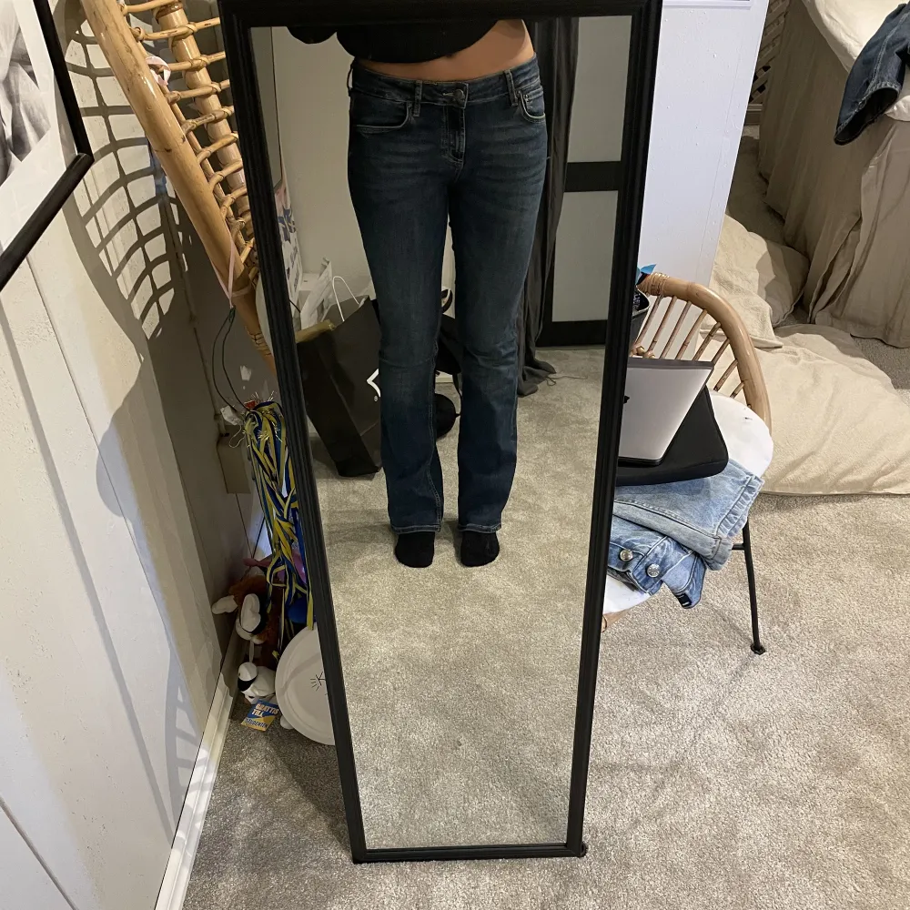 Lågmidjade ”bootcut” jeans från zara. Väldigt stretchiga och långa i modellen (jag är 172cm). Använd ett fåtal gånger eftersom dem är för stora för mig.. Jeans & Byxor.