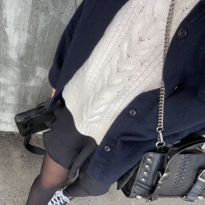 Skjort jacka zara - Säljer nu min mörk blå kappa ifrån Zara. Jackan är i mycket bra skick och har inga defekter. Perfekt för lite kallare dagar nu på hösten. Helt slutsåld på Zaras hemsida. Använd er gärna av KÖP NU! Skriv för fler bilder🤍🫶🏽