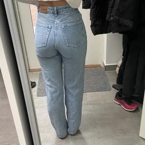 Straight Jeans  - Snygga blåa jeans från Weekday i modellen Rowe Extra High Straight Jeans. Sitter bra på mig som är 1,63 ❤️ Köpte för 590 kr säljer för 250 kr