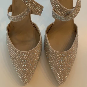 Klackskor Swarovski crystals  - Helt nya skor med swarwski crystals på stl 36 Mkt bekväma  säljer för jag har för små fötter då jag har stl 35. Frakt tillkommer på alla mina annonser.