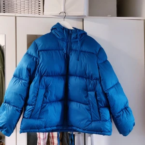 Jacka  - Säljen en jätte snygg blå jacka från h&m. Jackan är i storlek L, men jag som oftast har xs/s har den på bilden, då den blir lite oversized. 