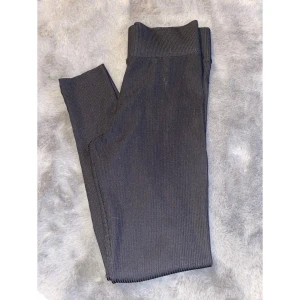 Ribbade träningstights - Jättesköna träningstights, har använt dom någon enstaka gång så dom är så gott som i nyskick, lite högre i midjan   Skriv privat om du vill ha mer bilder☺️ Kostade runt 800 när jag köpte dom för 1 år sen💕 köparen står för frakt! Frakt 59kr