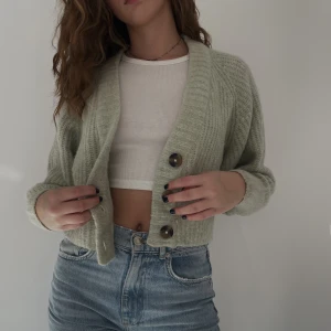 Grön stickad kofta - Stickad cardigan i pastel grön färg💗  (Köparen står för frakten)