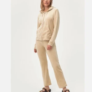 Gina Tricot Mjukis Set - Säljer denna därför den inte kommer till användning🤍Storleken är XS men passar även som S. Metallen av banden har också gott av men annars så gott som ny