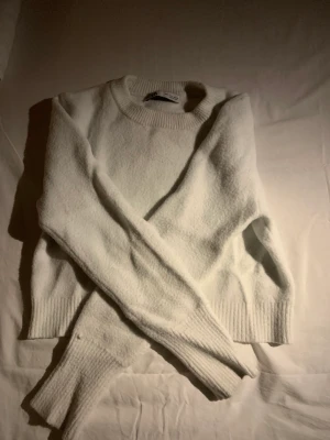 Zara tröja - Jättefin tröja från zara! Tycker mycket om men använder inte längre!☀️