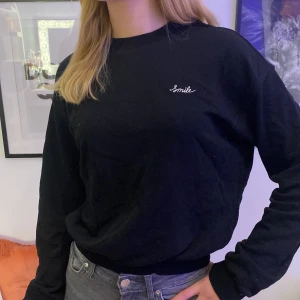 Tröja - Säljer denna Svarta tröja med smile text 💗💗Lite nopprig. 