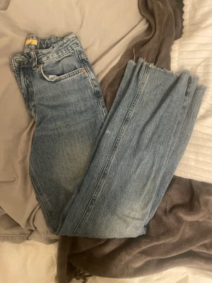 Super gulliga straight jeans💗 - Storlek 152 och kommer aldirg till användning❤️köpta för 399kr och säljer för 150kr💗