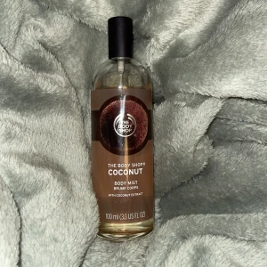 Body Mist - En body mist från THE BODY SHOP, med lukten kokosnöt. Den är använd fåtal gånger. Se bild 2 hur mycket som är kvar. Original pris 145kr.