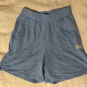Fina shorts från H&M i sweatshirt material. Mycket bra skick, sparsamt använda. Inga defekter. Om annonsen finns kvar finns varan kvar.