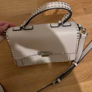 Väska - Beige axelremsväska  Fint skick