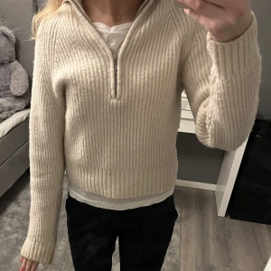 Zip up tröja - Zip up stickad tröja från hm i en gräddvitt färg. Det är använd några få gånger och därför i bra skick 💛är en S men passar oxå en XS.