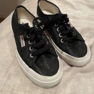 Skit coola glitter sneakers från Superga⚡️⚡️ Använda max en gång❤️ Skit najs till våren 