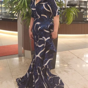 Afton/balklänning - En afton - balklänning som är i bra skick används endast en gång. 