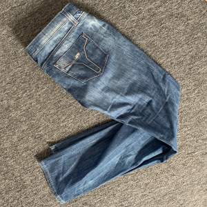sparsamr använda vintage jeans