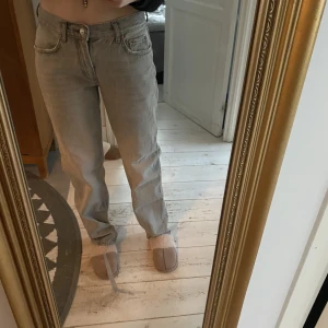 Grå jeans  - Grå straight jeans från Gina Tricot. Strl 36. Köpte i somras använt Max 3 gånger, nästan som nya och inga defekter.