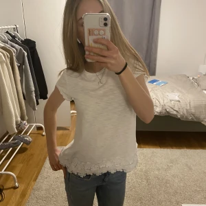 Vit topp - Vit söt t-shirt perfekt till sommaren💗