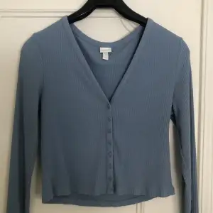 Fin blå långärmad tröja med knappar från hm💞💞Storlek S. Kan mötas upp i Nacka / Stockholm eller köparen betalar för frakt🥰