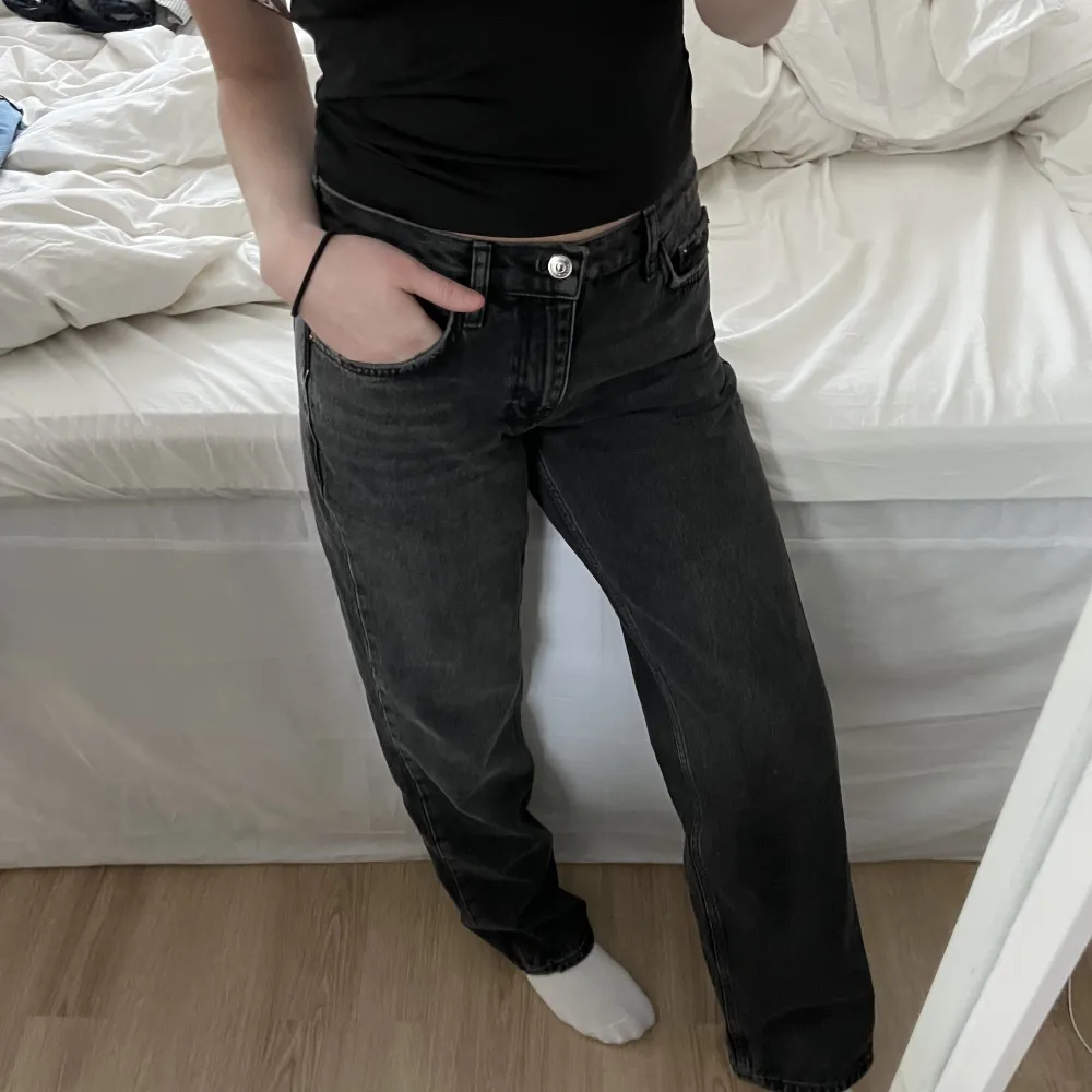 Gina low waist jeans i grått, knappt använda. Jeans & Byxor.
