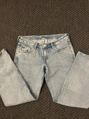 Weekday jeans - Weekday jeans i modellen Arrow. Säljer då de tyvärr inte kommer till användning. Jätte snygga och lågmidjade. Tveka inte att skriva om du har frågor