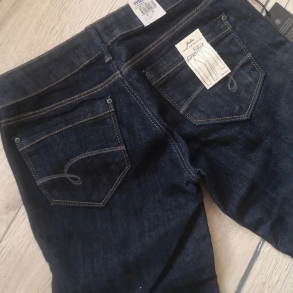 Oanvända Mavi jeans med prislapp. 700kr nypris säljer för 450kr. Storlek 27/34. Midjemått:78cm, 107 cm långa. Jag är 177cm och de är tillräckligt långa. . Jeans & Byxor.