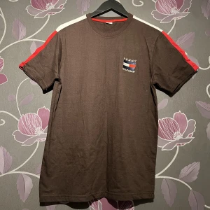 Tommy  - Det en set Tommy T-shirts och byxor FÖR 299kr bara storlek S/M