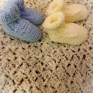 Knittad baby skor - Handgjorda skor av ekologiska garn. Str 0-3 månader