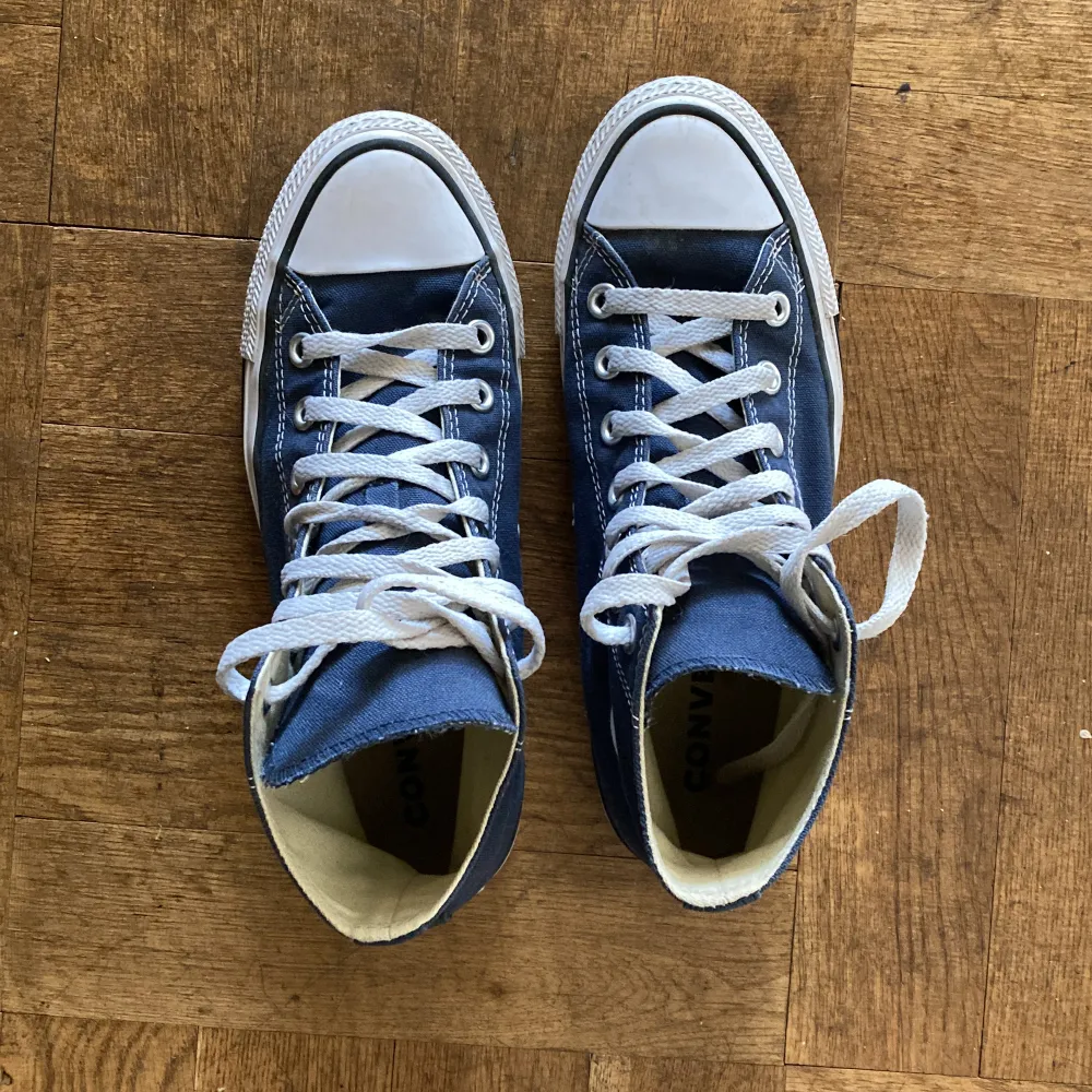 Mörkblå höga Converse Skick 9/10  (passar killar och tjejer). Skor.