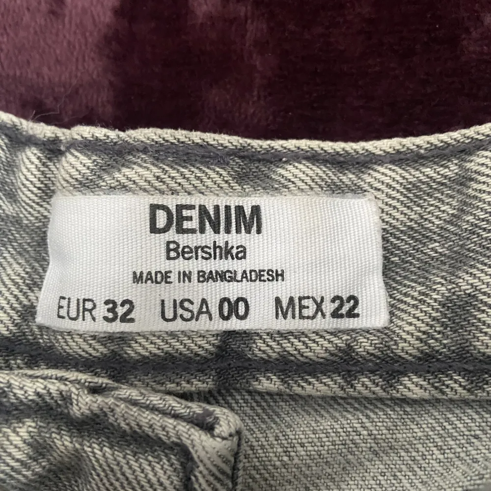 (Första bilden är lånad)  Säljer mina gråa jeans från bershka köpta här på plick för ett tag sedan men själv har jag knappt använt dom och dom är fortfarande i fint skick och inga defekter💕. Jeans & Byxor.
