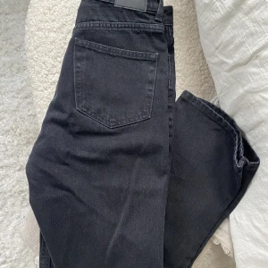 Weekday jeans - Aldrig använda då jag köpte för stor storlek. Modellen på bilden är 175cm men jag är 170cm och på mig är byxorna längre och lägger sig snyggt på skorna! Originalpris 590, säljer för 400. 
