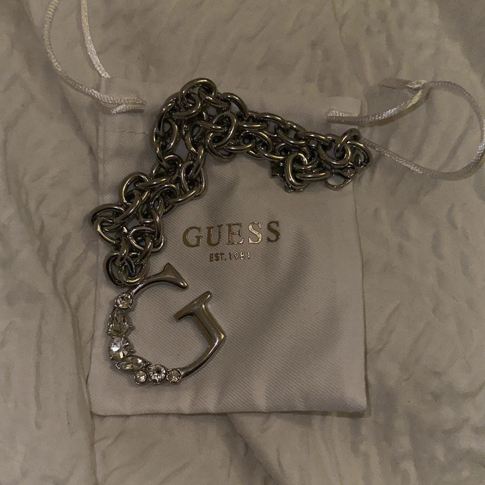 En riktig Guess halsband. Fick den för min födelsedag men den är lite stor för min hals men JÄTTE FIN. Går perfekt för vilken outfit. Har använt den en gång. Helt ny. . Accessoarer.