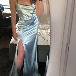 Ljusblå silkes klänning  - Aldrig använd, skulle ha till bal Storlek S