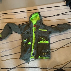 Under Armour skidjacka - Varm skidjacka med snölås