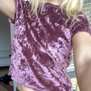   𝓽𝓻ö𝓳𝓪 - säljer denna godingen som verkligen ger en sån snygg färgklick!! perfekt till ett par lågmidjade jeans till exempel  🌠🌠🌠