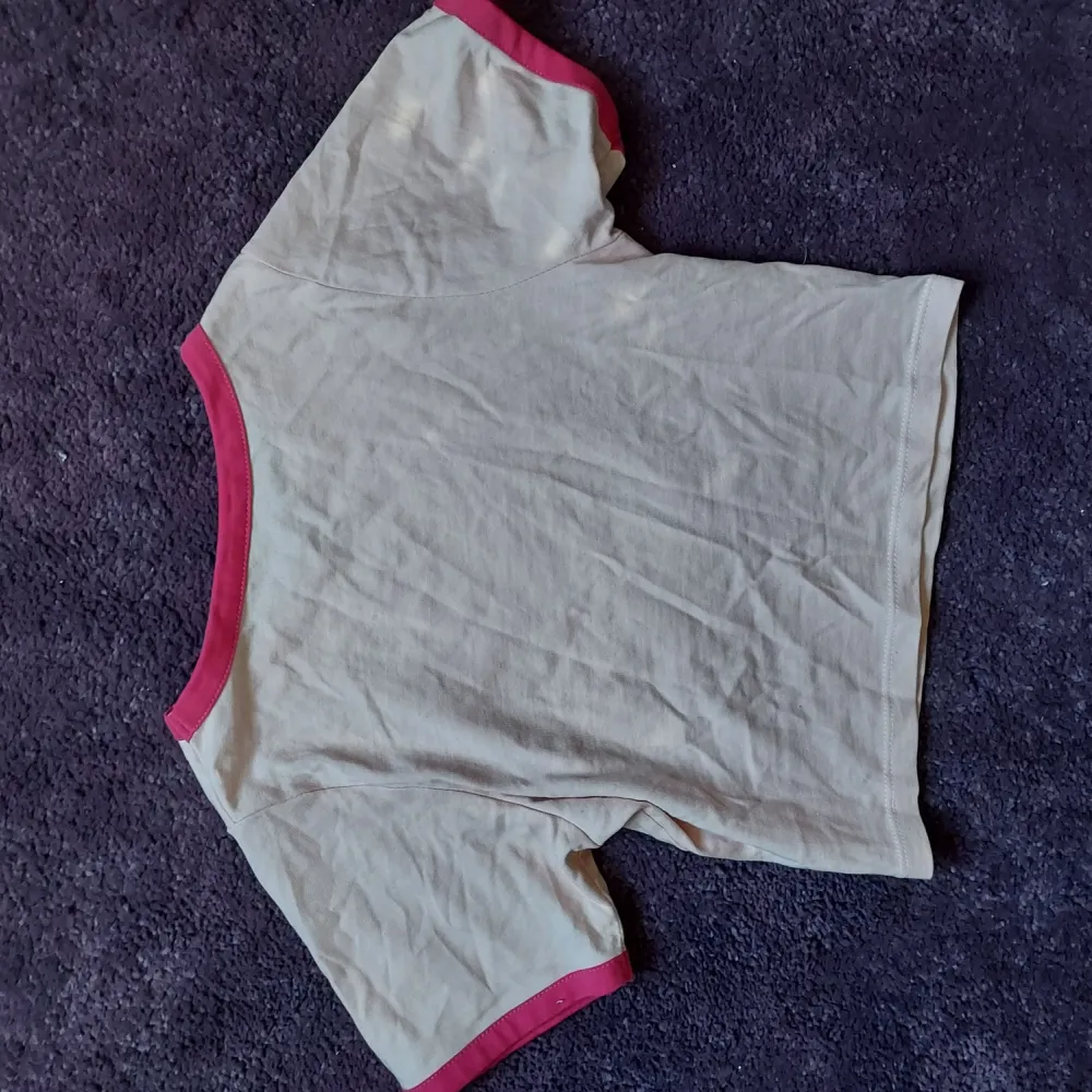 Söt rosa crop top i storlek XS. Helt nytt skick. Aldrig använt. Toppar.