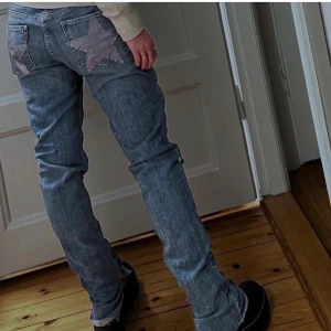 Lågmidjade Levis jeans! - Lånade bilder! Intressekoll på mina lågmidjade Levis jeans med stjärnor på fickorna bak, då de inte kommer till användning och är lite stora på mig. Man kan sprätta bort stjärnorna om det skulle vara så att man inte vill ha kvar de! Kan gå ner i pris vid snabb affär, köpare står för frakt. 