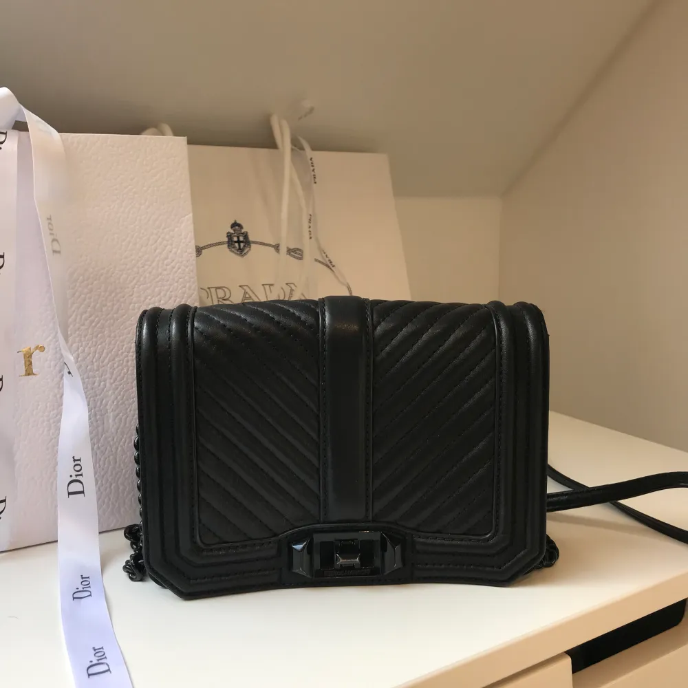 Säljer min fina väska från Rebecca Minkoff Den kommer tyvärr inte till användning längre Små slitskador på spännet fram.  Nypris 4099kr. Väskor.