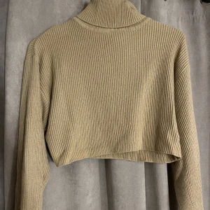 Stickad tröja - Stickad tröja med polo och lite kortare nedtill💕