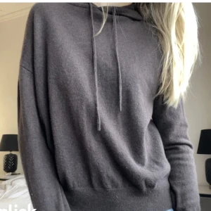 Stickad hoodie  - Säljer min as snygga stickade hoodie!! Sparsamt använd och inte alls noppig💞 Skirv för fler bilder 