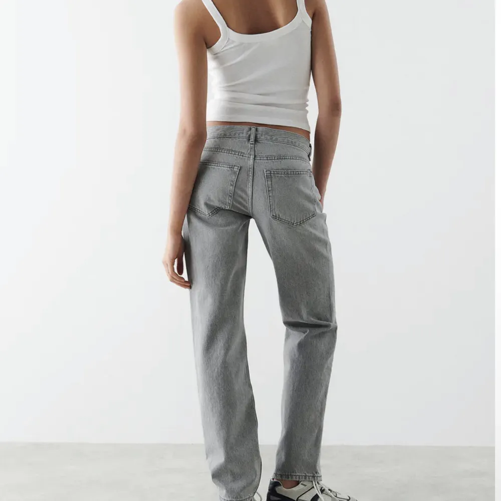 Jag säljer dessa jeans! Köpt på Gina tricot för 499kr säljer för 300. Pris kan diskuteras. Säljer pga att de är för små och ska köpa en storlek större. Storlek 34.. Jeans & Byxor.