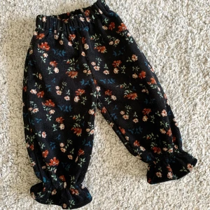 Retro Floral Bloomers Thick Warm Pants  - Size: 2-3 years old  Material: Cotton, elastic waist  Pants style: Harem pants  Condition: 90% looking new 