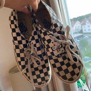 Vans rutiga  strl 38,5 - Superfina! Haft i flera år och har nu vuxit ut, de är använda en del å har fått en liten nötning fram på tån men funkar hur bra som helst att använda ändå!