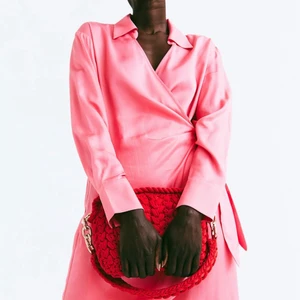 Satinklänning - Rosa satinklänning från hm.  Helt ny med lappar kvar. Slutsåld på deras hemsida 💖💖 storlek xs, köparen står för frakten. Kan även passa s och mindre 💖