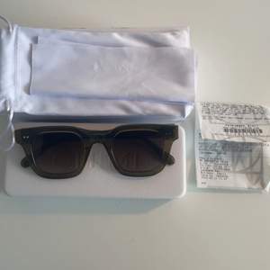 Chmi 04  Kvitto o allt från förpackningen medföljer  Ny skick, inga repor eller liknade på glasögonen  Ny pris 1195 kr 