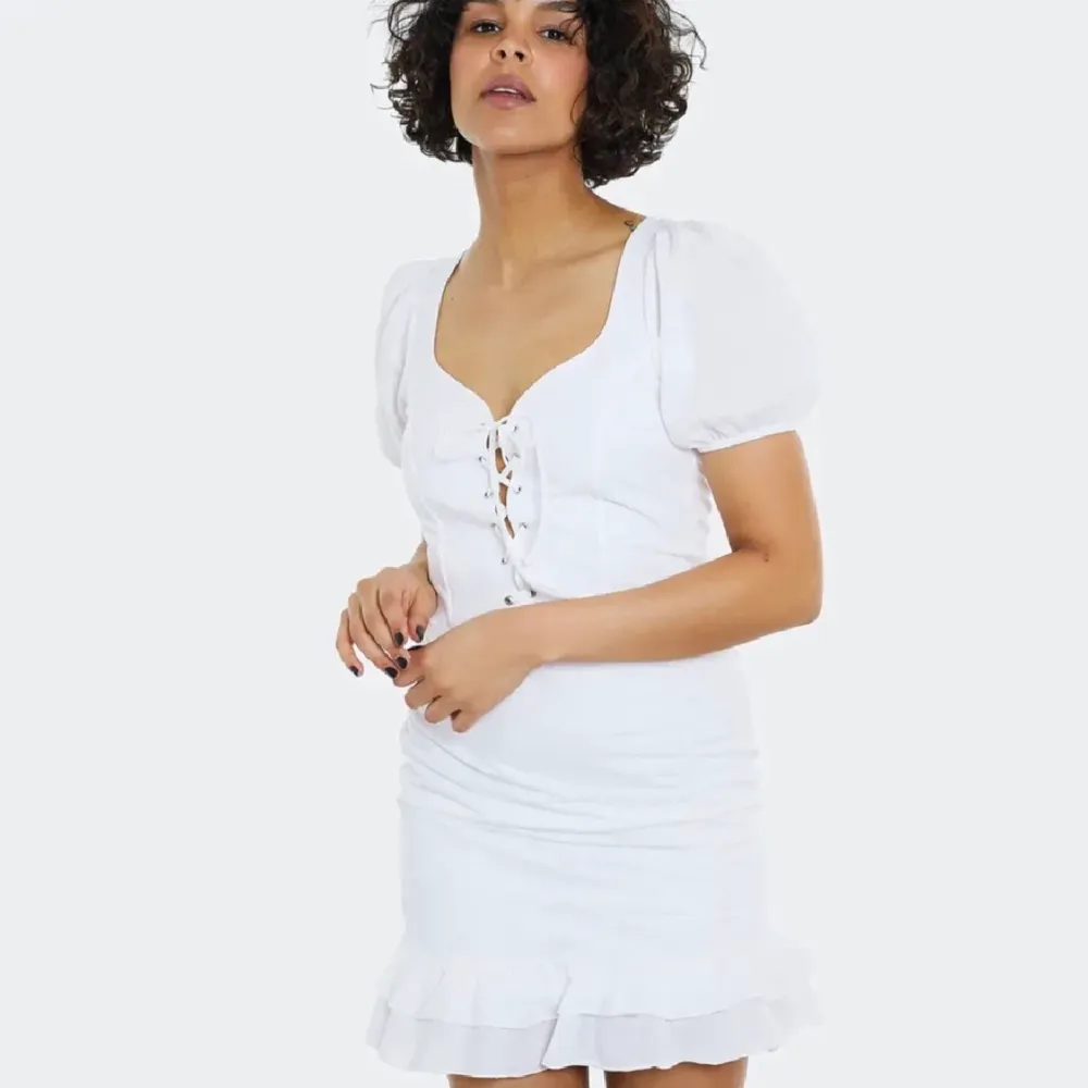 Säljer denna fina kjol från BikBok. Köpt här på Plick men aldrig använd!💓. Kjolar.