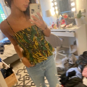 Färgglad Hm Topp - Säljer denna färgglade hm topp. Den går även att ha som kjol. Storlek 40 men sitter bra på mig som är S