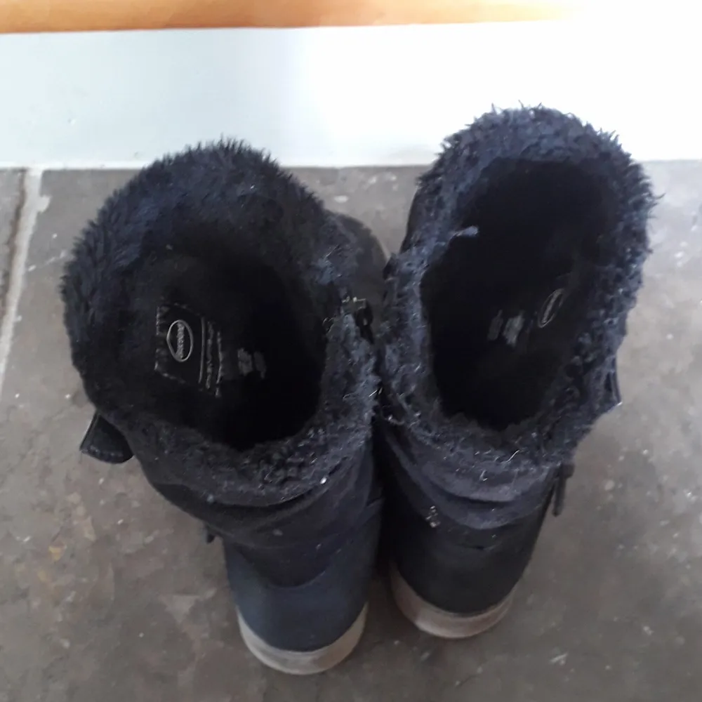 Svarta skor med dragkedja pch dom har fruff i sig så dom är varma im de e kallt ute, säljs för att dpm är för små. Super sköna. Dom går upp till halva smalbenet.. Skor.