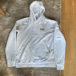 Armani Hoodie - Säljer en vit Armani hoodie från nk köptes får 1200 jag har tagit bort lappen för den stikker i nacken men ni har den andra lappen som jag har tagit kort på som bevis att den e äkta den är för liten för mig