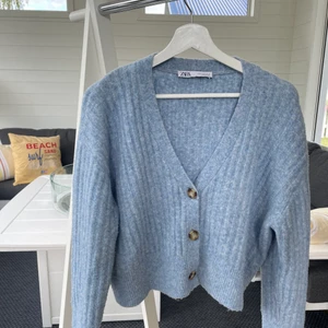 Blå stickad kofta - Ljusblå stickad kofta från Zara i storlek S, går att knäpp upp också och jättefin färg💘 skriv om du har frågor eller vill diskutera pris!
