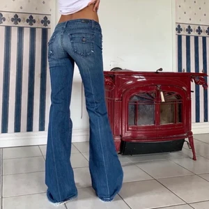 Lågmidjade jeans - Super fina lågmidjade jeans som jag köpte här på Plick men som tyvärr va lite för små. Midjemåttet är 78 och innerbenslängden är 84. Bilderna är lånade av förra ägaren. Tryck inte på köp nu, sätter på budgivning om flera är intresserade